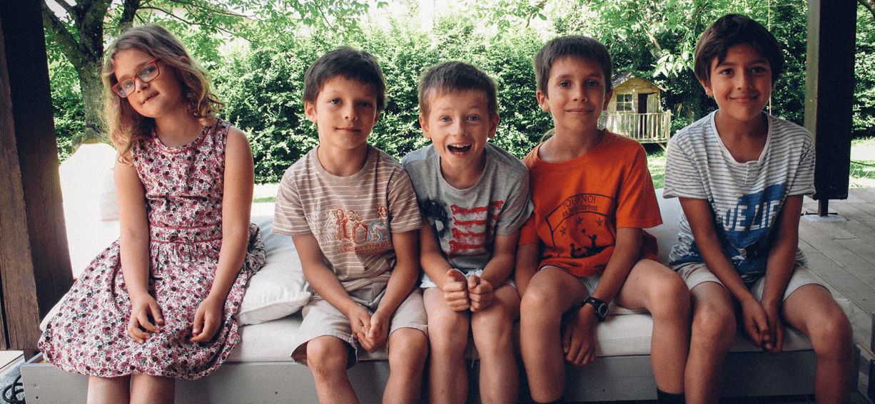 Un groupe d'enfants pendant le bain linguistique de RéctréAnglais